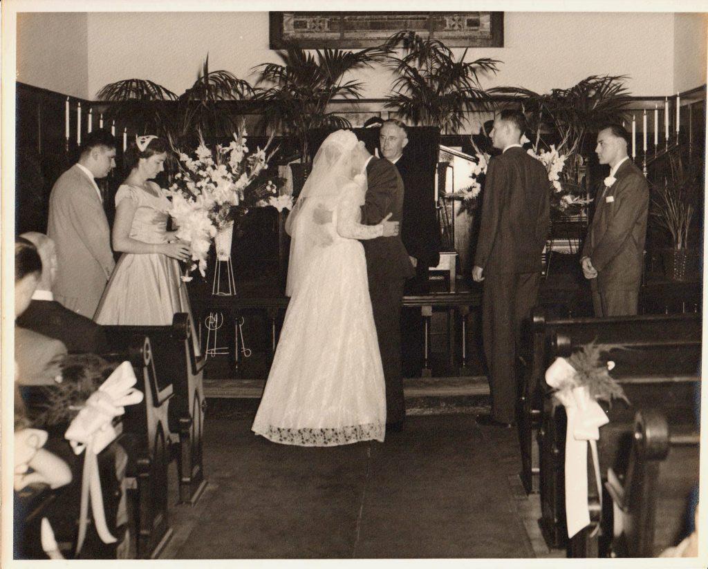 Mary Lee and Bill kissing after being announced as married.